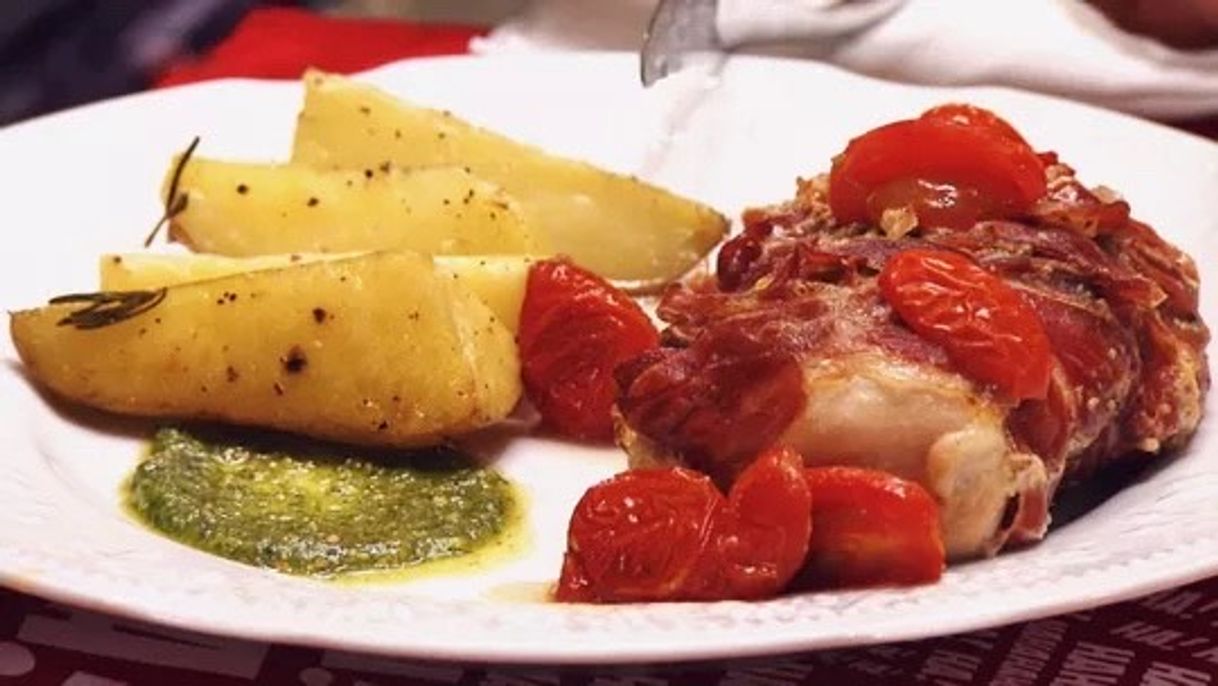 Fashion Frango ao Molho Pesto Enrolado com Presunto Parma com Batata