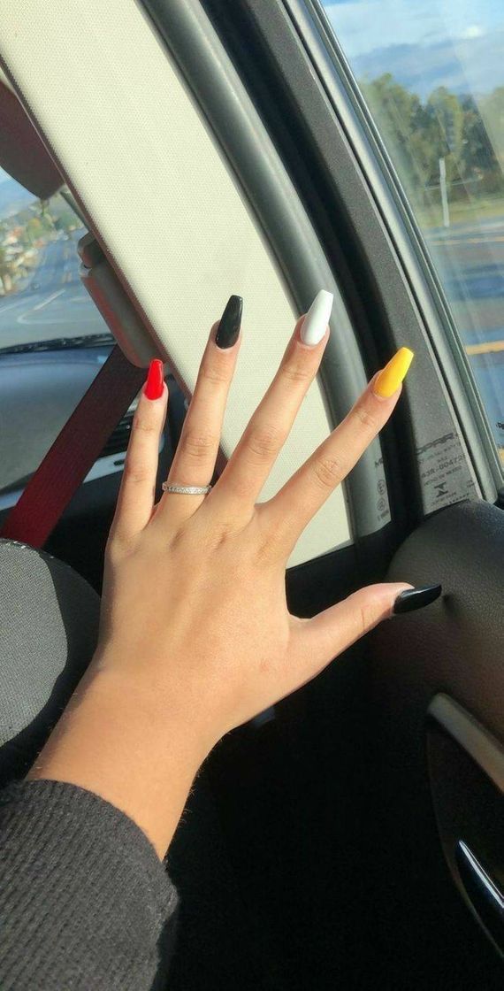 Moda Unhas de cores aleatórias ❤💛🖤🤍