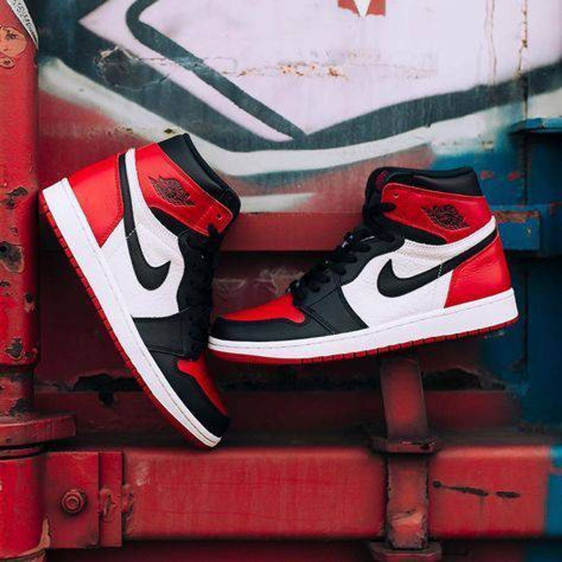 Social NIKE Air Jordan 1 Mid