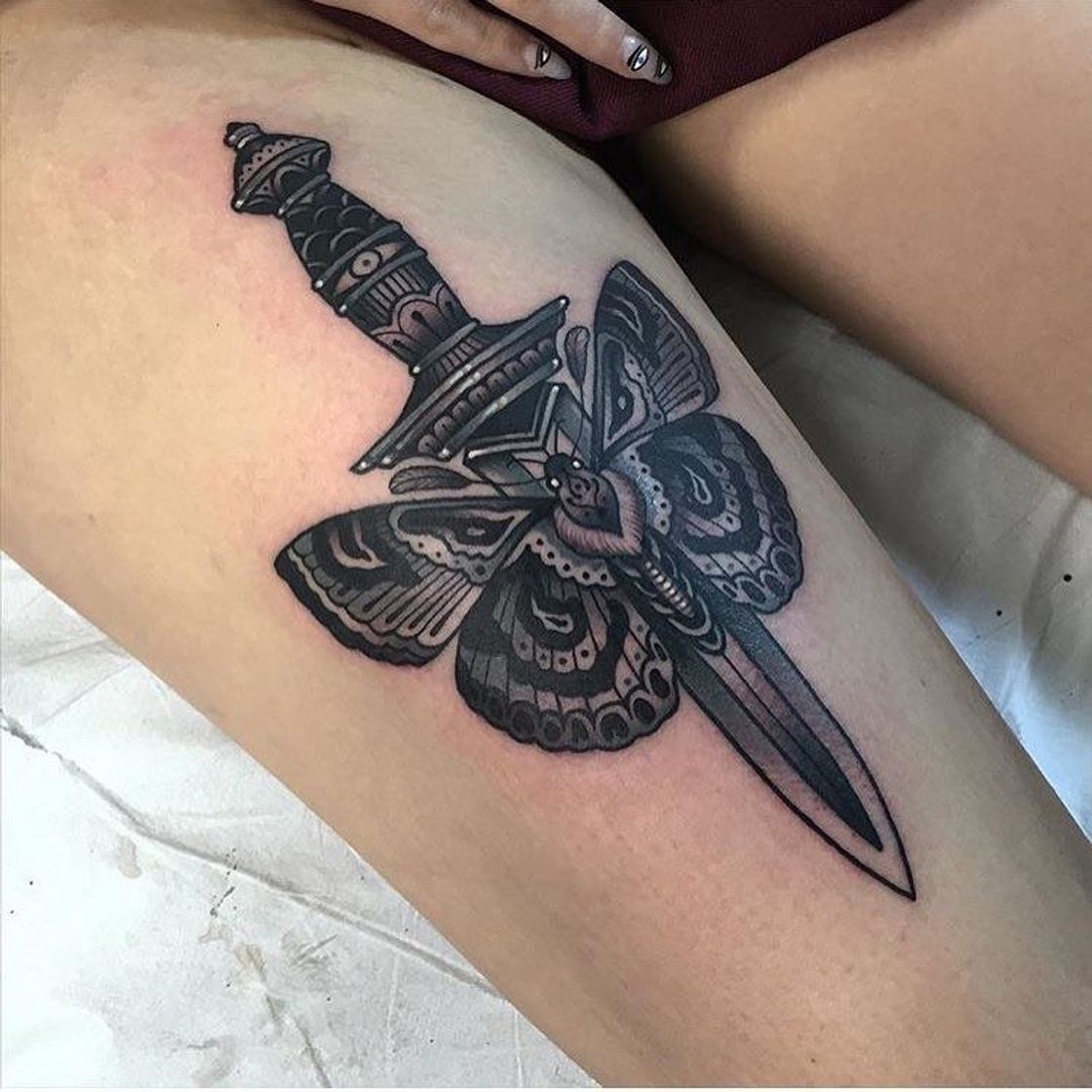 Moda Tattoo adaga e mariposa