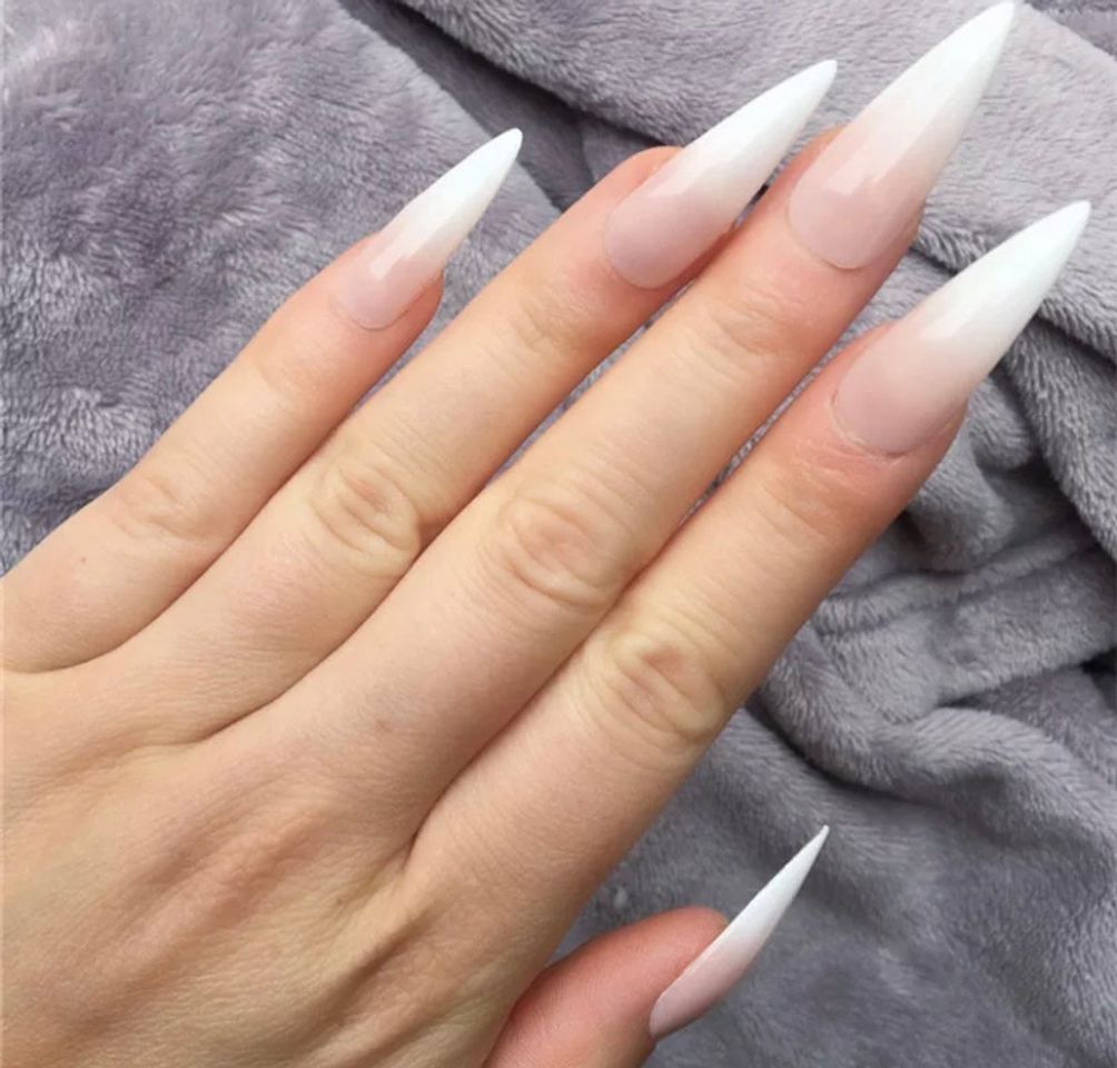 Moda Unhas formato stiletto brancas