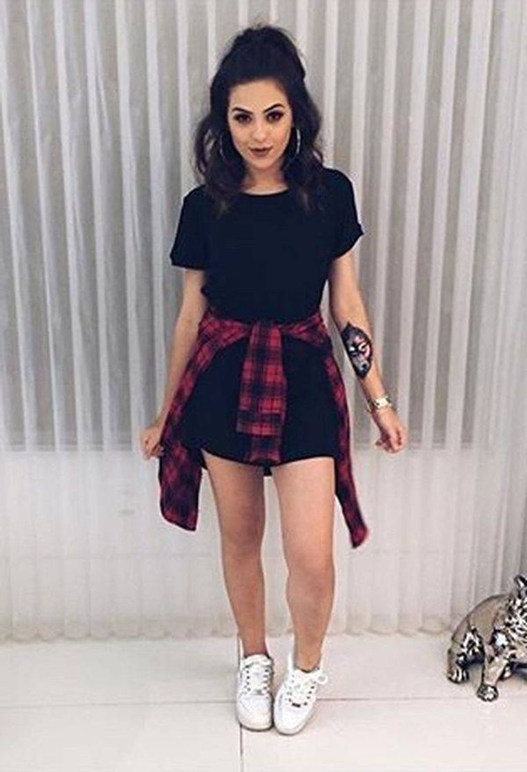 Vestido e jaqueta na cintura