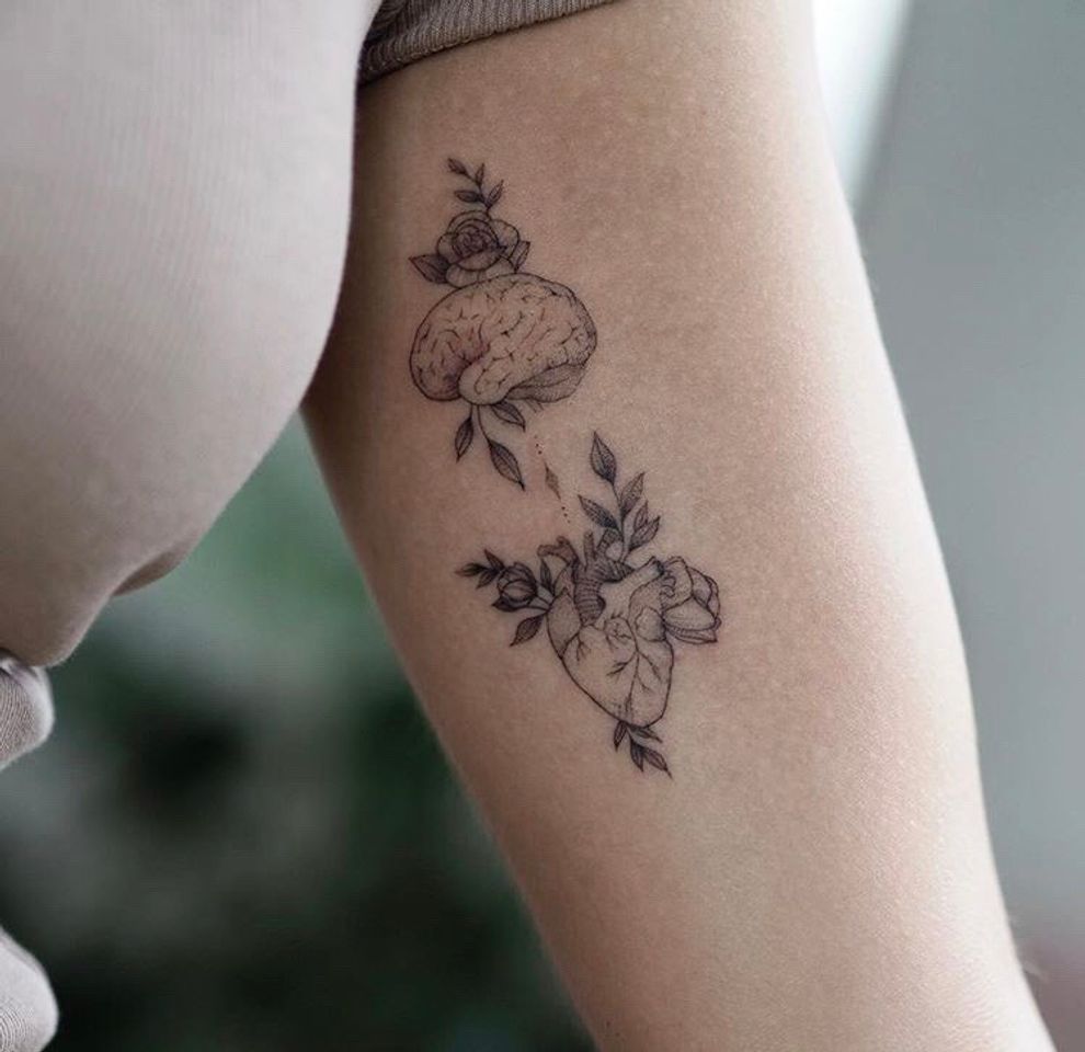 Moda Tatto Coração e Cérebro com Flores