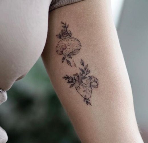 Tatto Coração e Cérebro com Flores