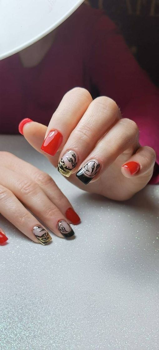 Moda Uñas rojas con decoración festiva