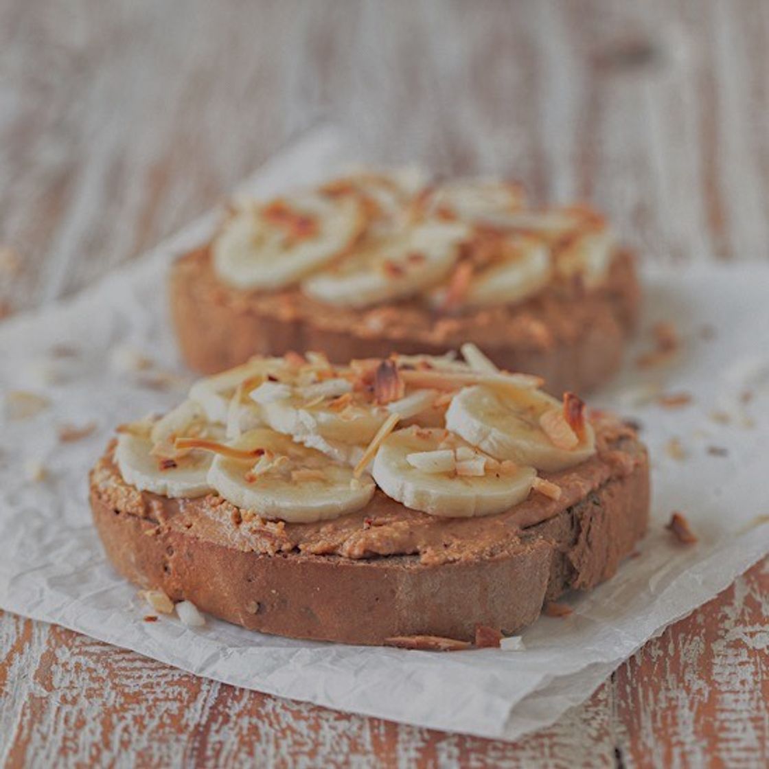 Moda Tostada con mantequilla de maní y banana