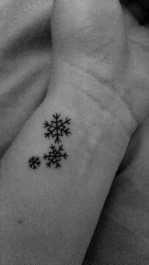 tattoo de flocos de neve ❄