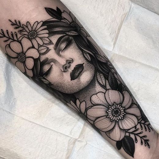 Tatto rosto feminino com flores