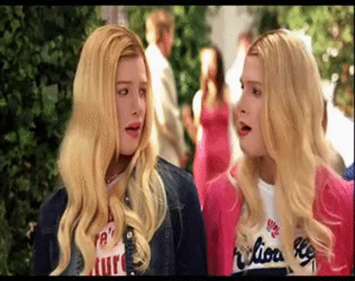 Movie Dos rubias de pelo en pecho
