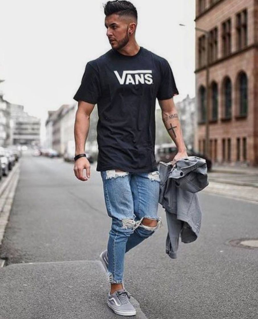 Fashion Camiseta VANS com Calça Jeans Rasgada 