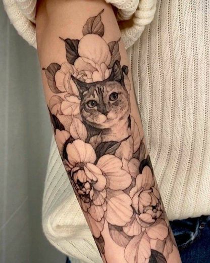 cat and flowers 