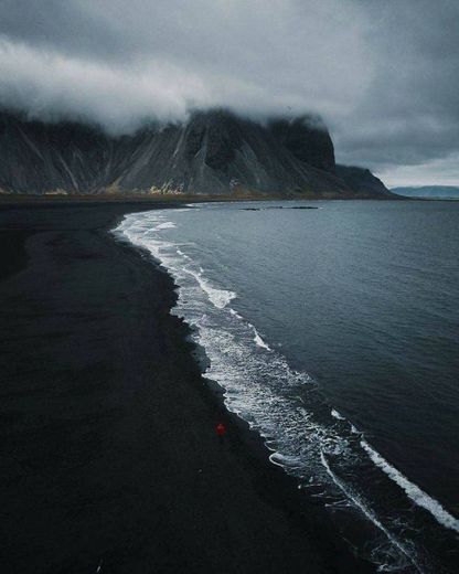 Praia na Islândia de areia preta 