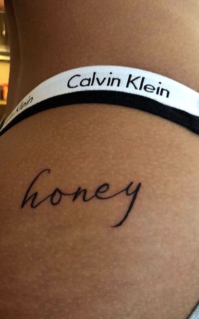 Fashion tatuagem com a frase “honey” em português é “mel” 🍯