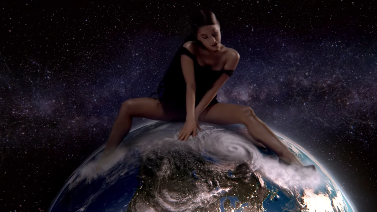 Canción Ariana Grande - God is a woman (Official Video)