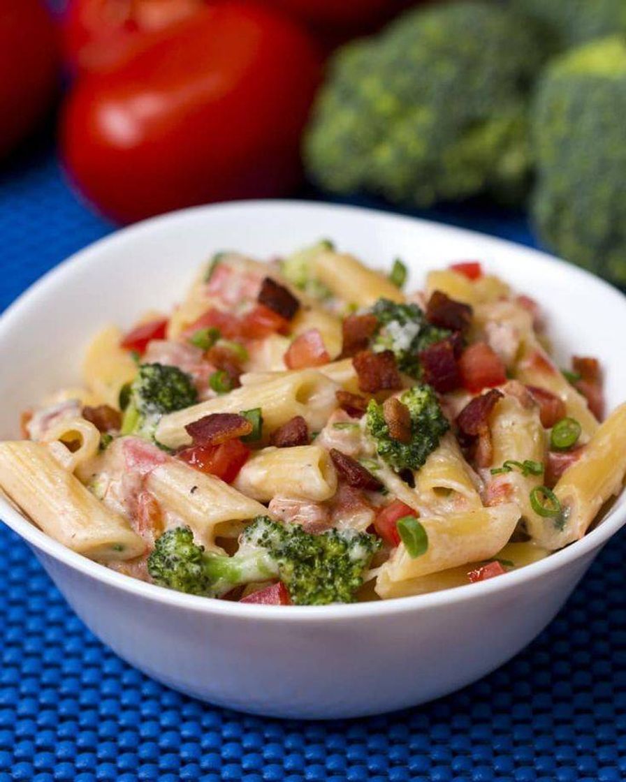 Fashion Penne com brócolis e bacon, tudo em 1 panela 