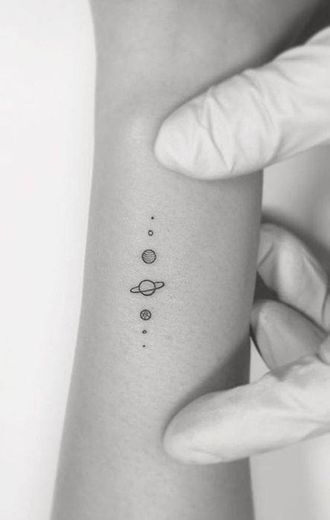 Tattoo simples com planetas 