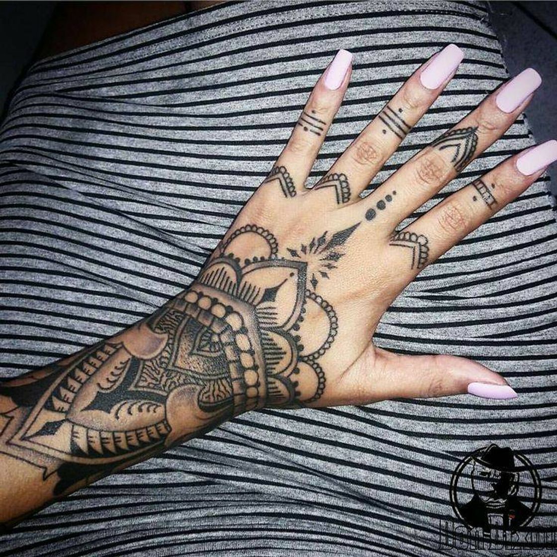 Fashion tatto na mão/antebraço