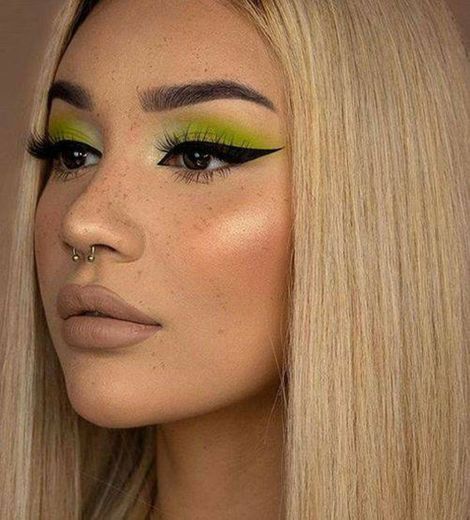 Make sombra verde com delineado preto 