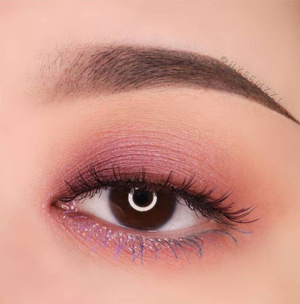 Moda makeup purple.