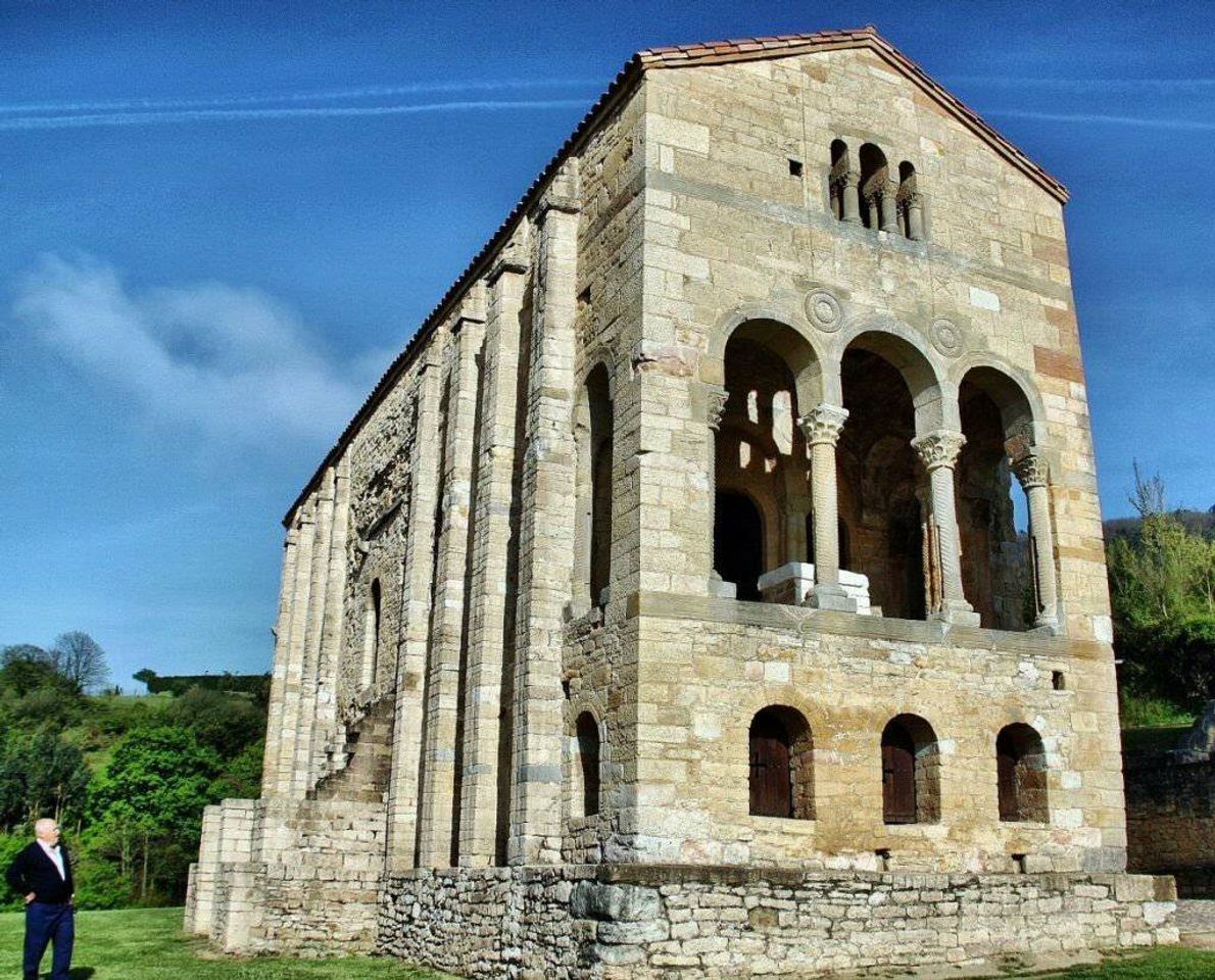 Lugar Santa María del Naranco. Prerrománico Asturiano