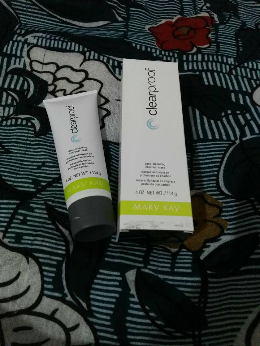 Mascarilla facial de limpieza profunda con carbón.