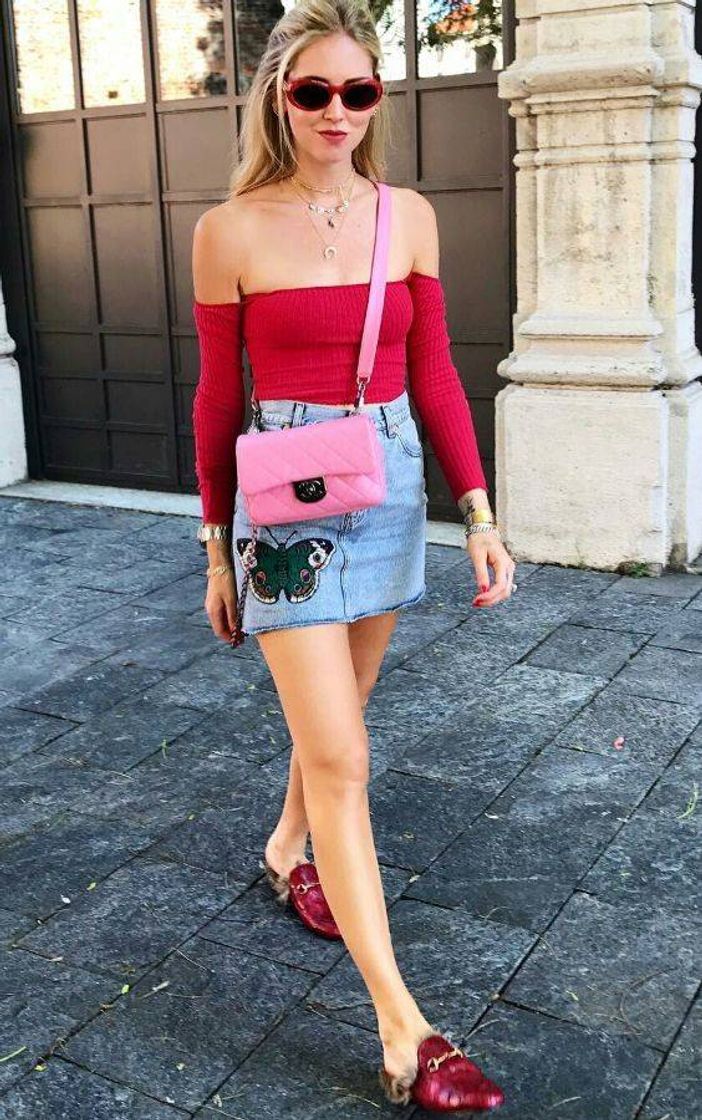 Moda Blusa ombro a ombro com saia jeans e mule