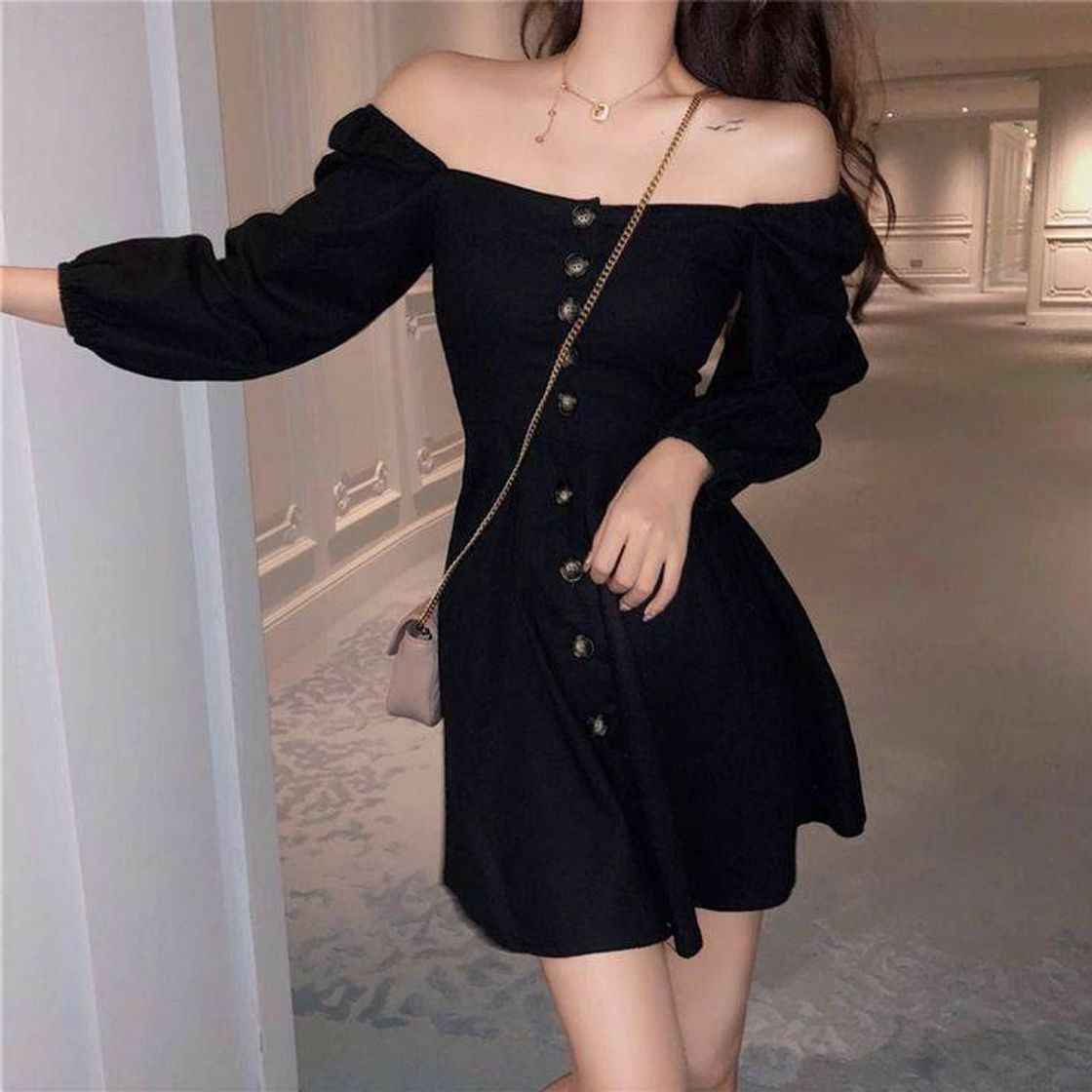 Vestido preto ombro a ombro