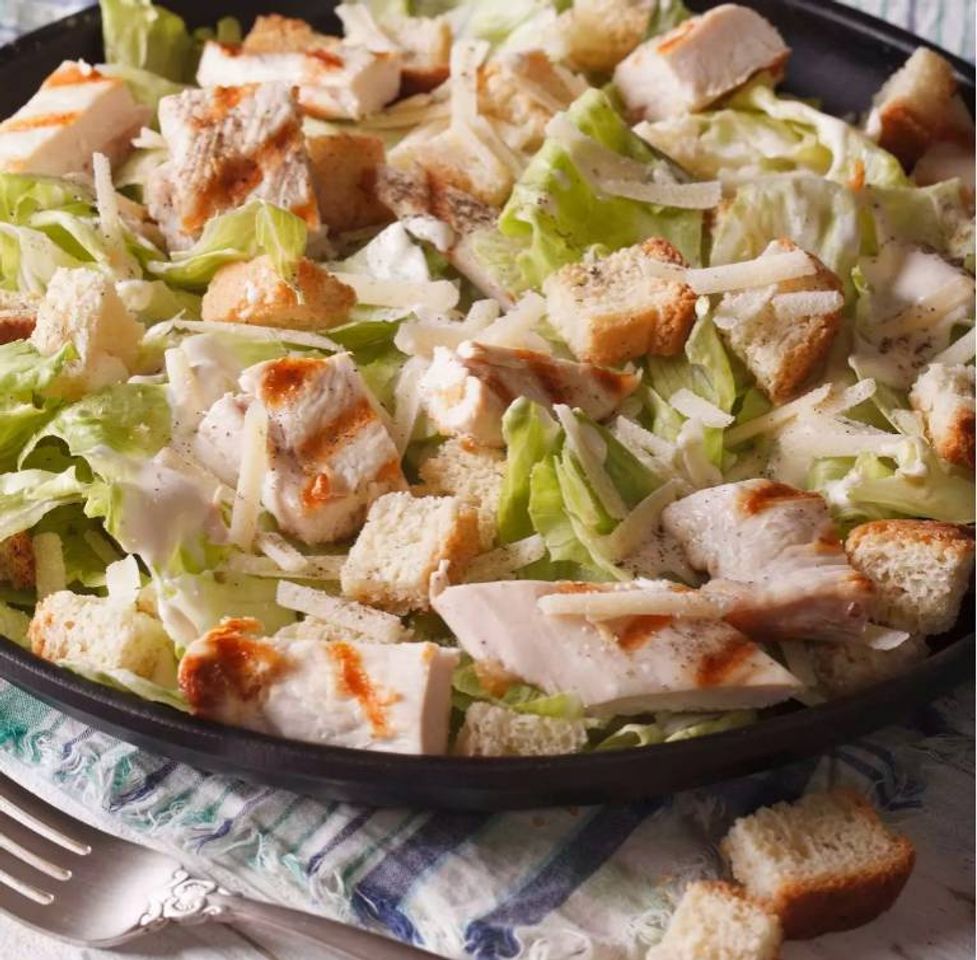 Moda Salada caeser com frango e croutons