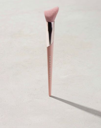 Cheek-Hugging Highlight Brush | Fenty Beauty