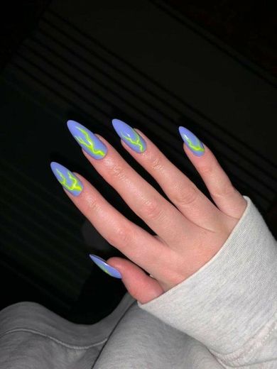 Unhas lilás e neon.