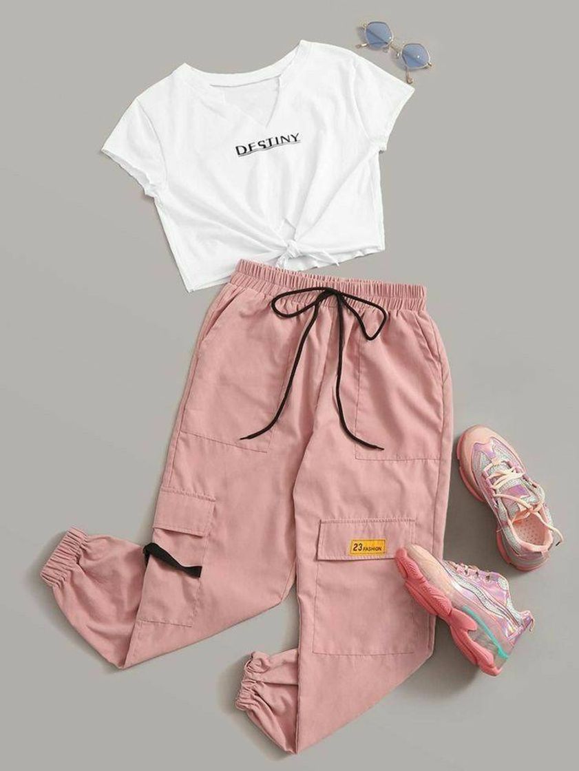 Moda Blusa branca com uma calça larga e rosa. SHEIN 🤍💖