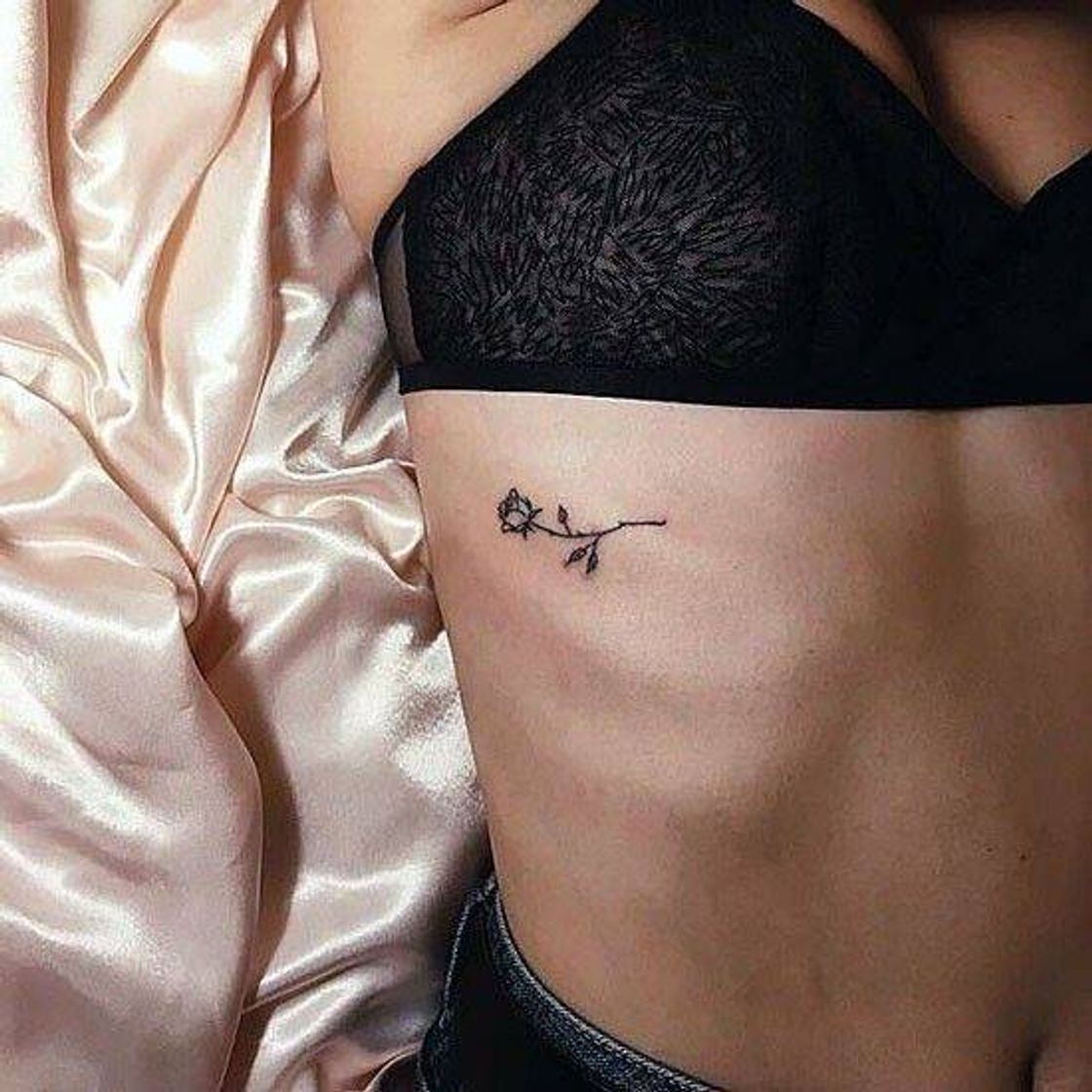 Social Tattoo na costela