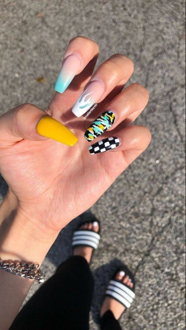 Moda Nails