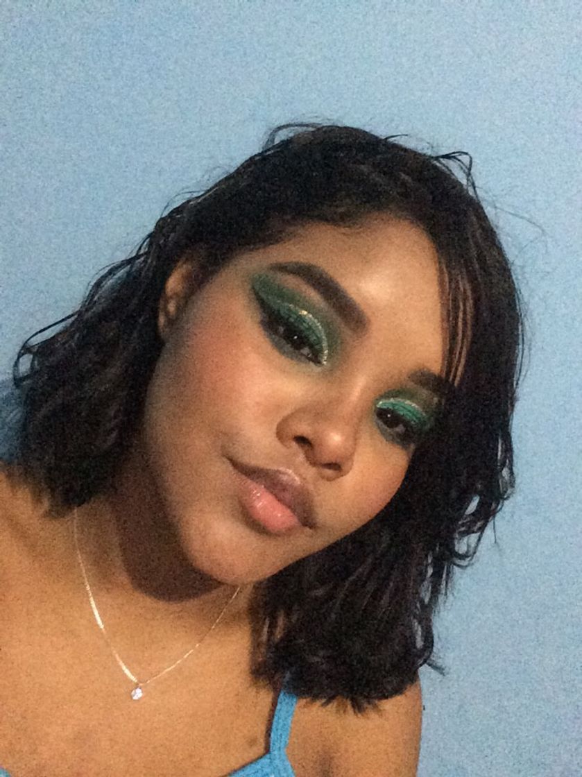 Moda make verde com traço dourado 💚✨