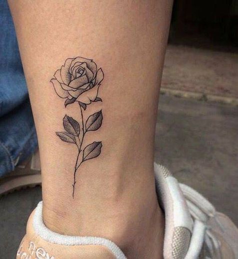 tatuagem rosa nos pés 