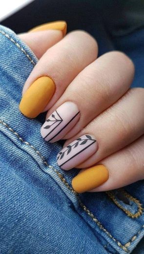 Diseño de uñas con tono naranja 