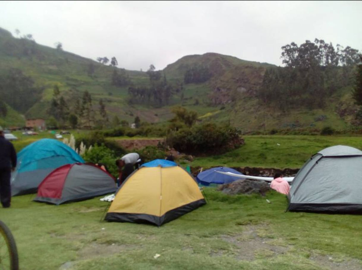 Places Acampar bajo la cascada