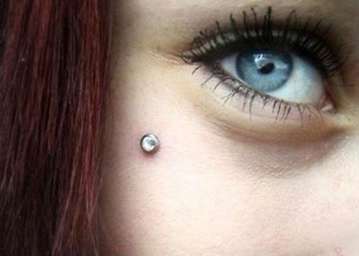 Social piercing na bochecha 
