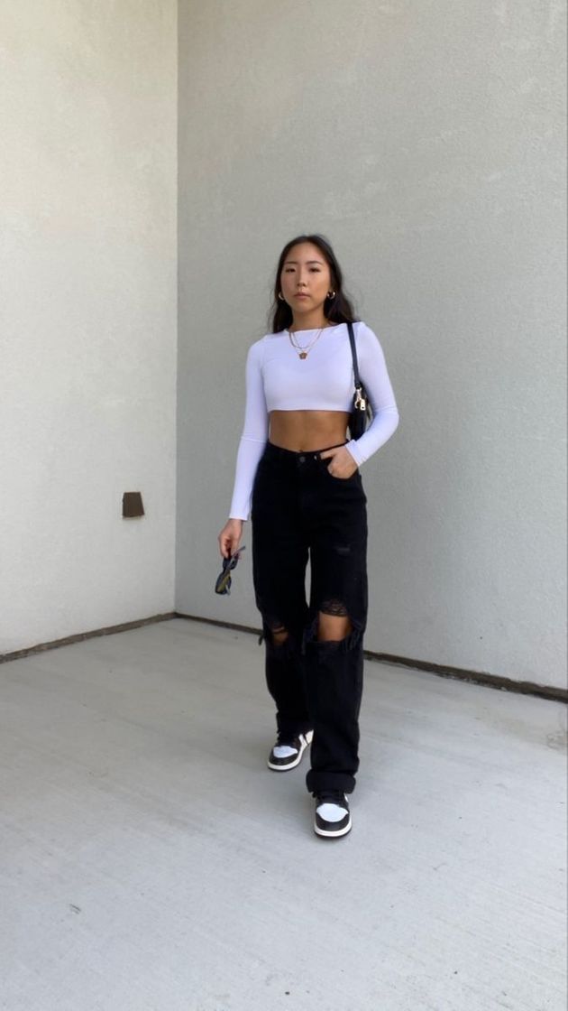 Moda Top branco manga longa, calça cintura alta Wide leg preta e Jordan 