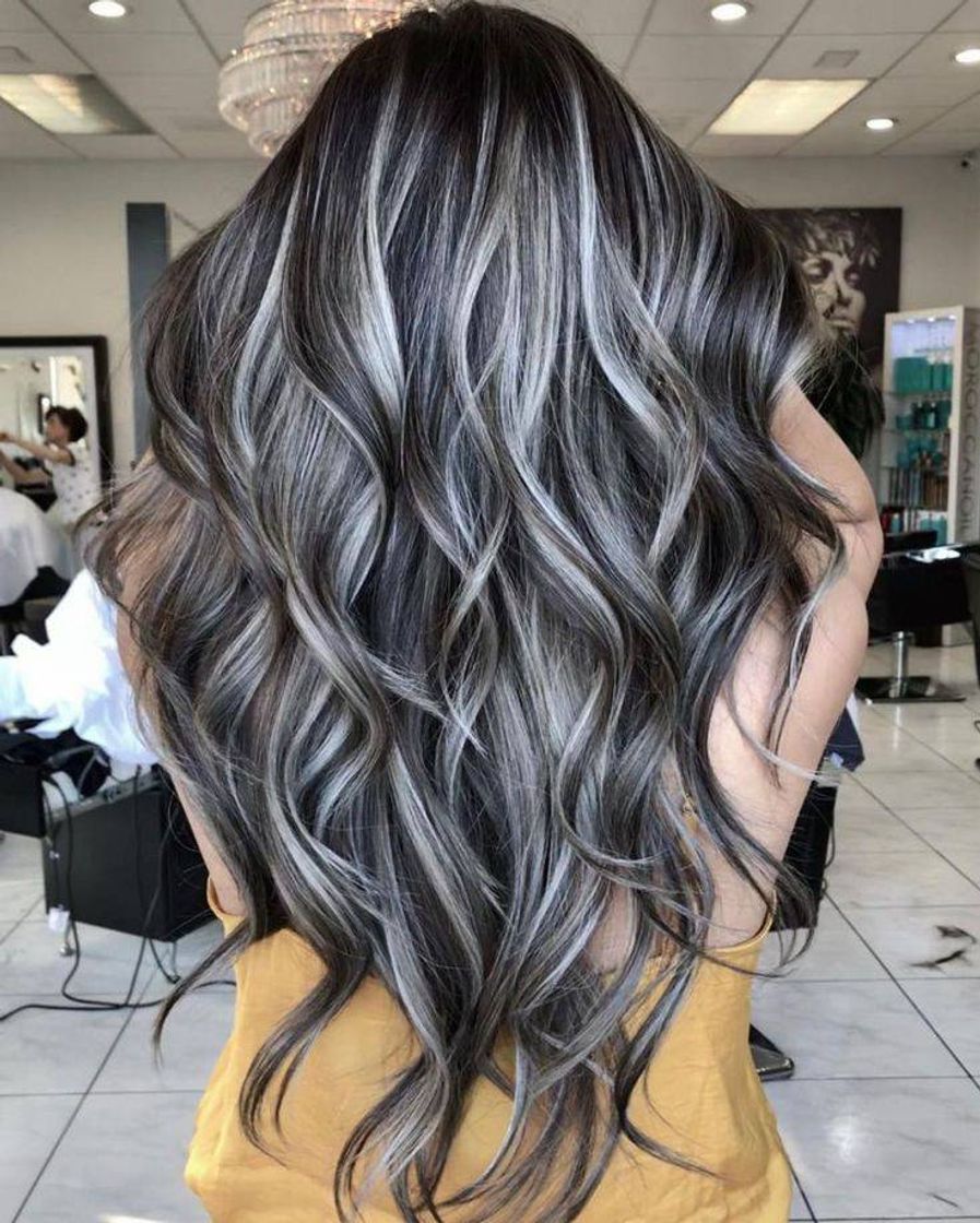 Fashion Que tal umas mechas platinadas pra realçar ?