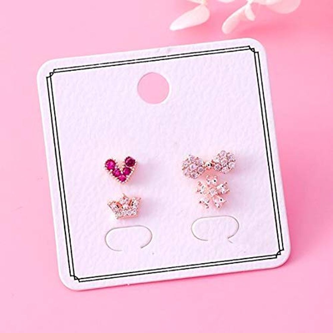 Social Pendientes de aleación Exquisito Micro Pave Zircon Crown Heart Stud Pendientes para
