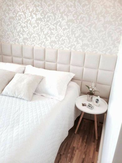 Combinação do papel de parede com a cabeceira da cama.