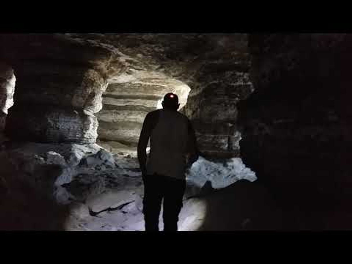 Lugar Entramos a una cueva mina de yeso con peligro de derrumbe ...