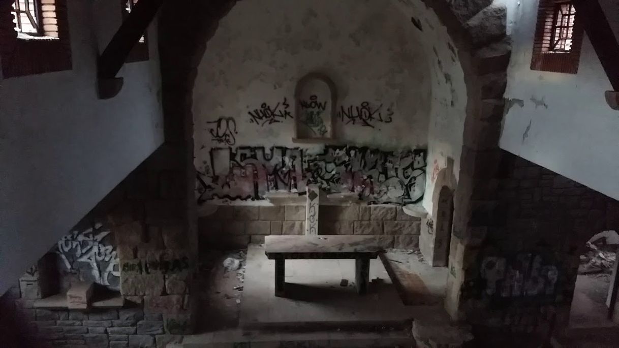 Place Pasamos la noche en una iglesia abandonada - YouTube