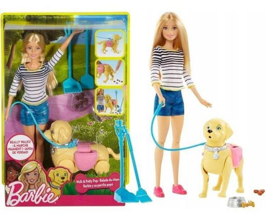 Barbie passeia o cão