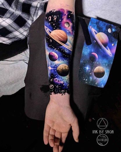Tattoo masculina planetas