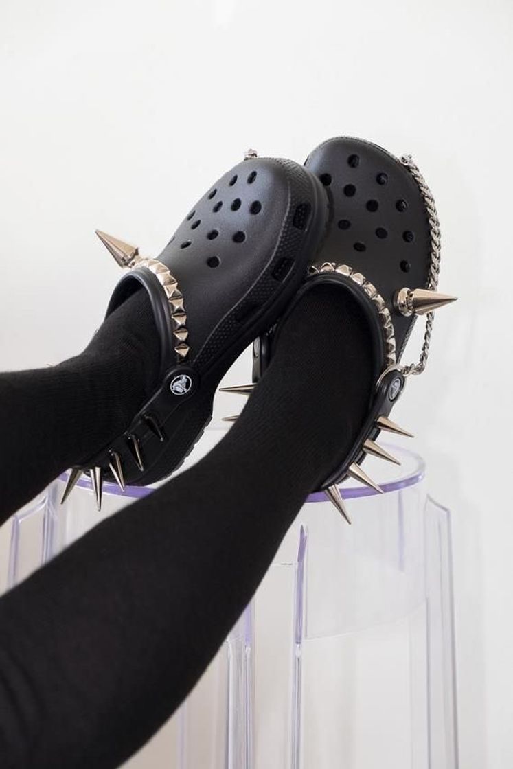 Moda goth crocs