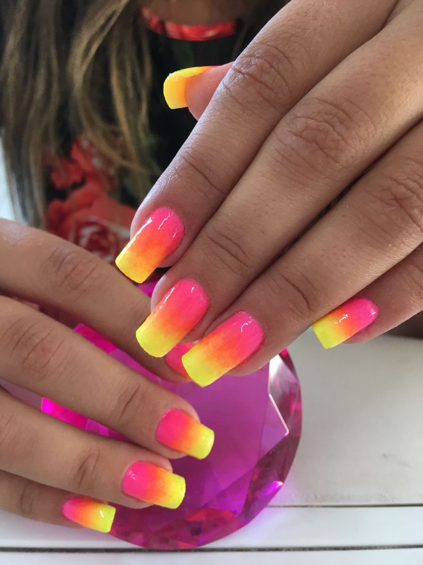 Moda Unhas com decorações de neon