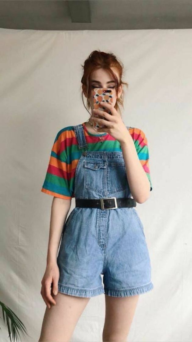 Social look anos 90 • macacão jeans • blusinha colorida • cinto