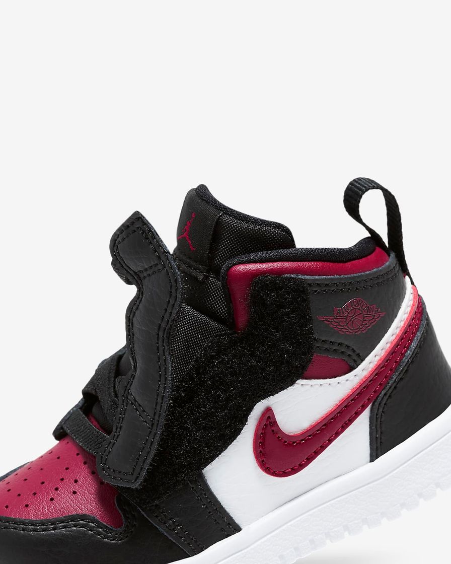 Social Nike Jordan 1 Mid